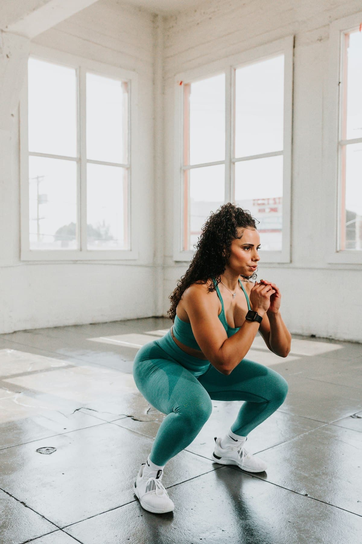Mulher fazendo agachamento, corpo definido