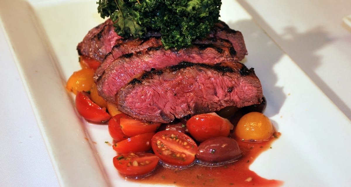 Prato com carne vermelha suculenta e tomates